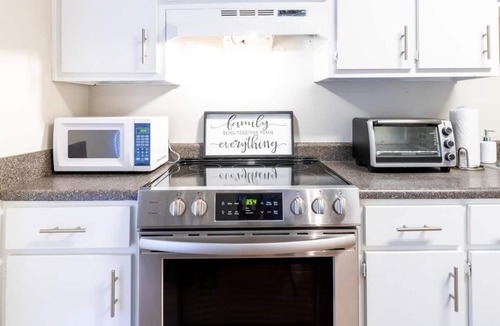 Columbus House | Wrap-Around-Porch & Pet-Friendly- Cozy Uptown Home