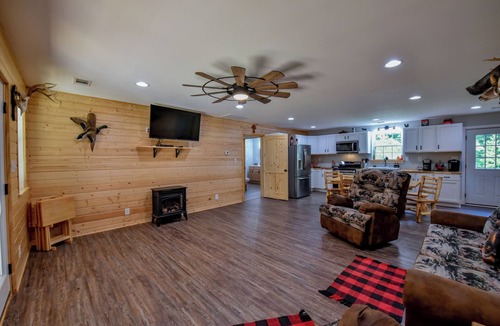 Goodsprings Cabin | YellowCreek Cabin-A country Getaway 2-bdr cabin with AC, WiFi, Hunting, Fishing