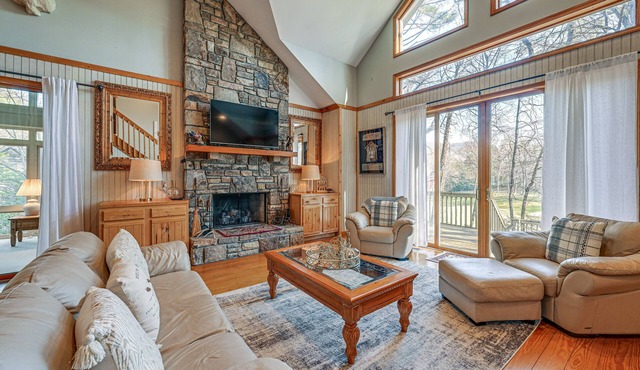 < 1 Mi to Marina: ‘Ford Mountain Retreat’ w/Deck