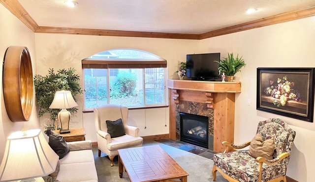 1049 | King Villa | Full Kitchen | Pool & Hot Tub in Midway