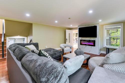 11 Acres & Balcony! Sleek Retreat in Americus