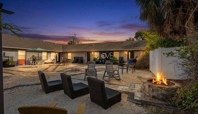 ⤿15 bdrm Villa Nr. Airport, Riverwalk, Stadiums & Beaches w/fire pit Sleeps 33⤾