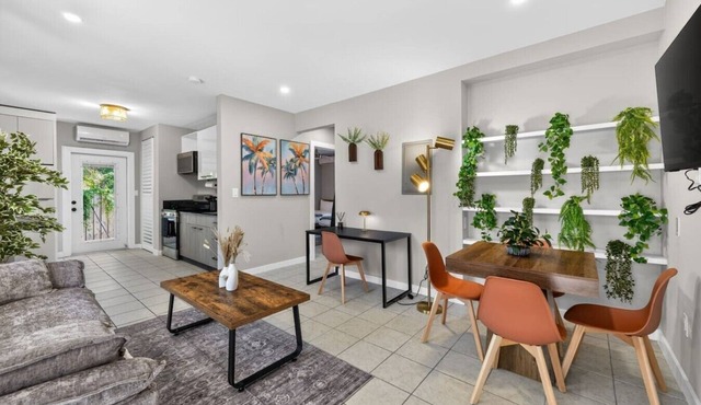 15 min to Beach | 2 Queen Beds | Free Parking (U4)