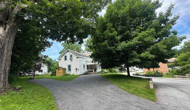 1850s Farmhouse in Walkable Village of North Bennington - Waterfall Views in Bennington