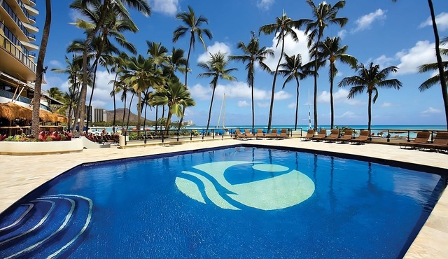 2 Awesome Units, Just Steps to the Beach, Pool, Dining, Spa, Diamond Head