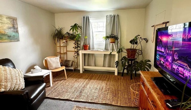 2 bed Suite: kitchen, parking, king/queen upstairs in Carleton Place