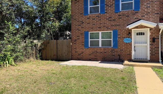 2-bedroom townhome in wonderful Jacksonville with cool AC