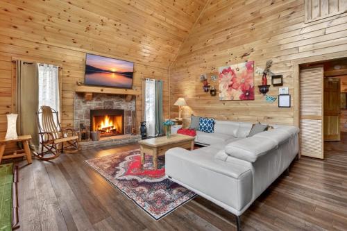 2 Bedroom wTickets to Dollywood, Pigeon Forge, Wood burning fire,Resort Pool