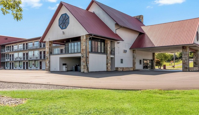 2 Rooms with 2 Queen Beds Ideal for Exploring Great Smoky Mountain Nature