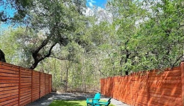 2B3B+Studio: Great yard+deck mins to downtown in Austin
