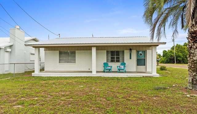 2BR Sleeps 7 Pet Friendly 1 Block To Beach