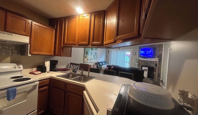 3-bedroom condo in cool Morrow Near Airport.