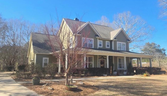 3-bedroom house with giant bonus room in Molena close to multiple wedding venues