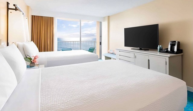3 Convenient Units, The Twin Fin Hotel, Ocean Front Two Doubles with Lanai in Honolulu