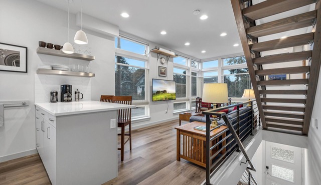 3-level Corner Townhome with Private Rooftop Deck in Seattle