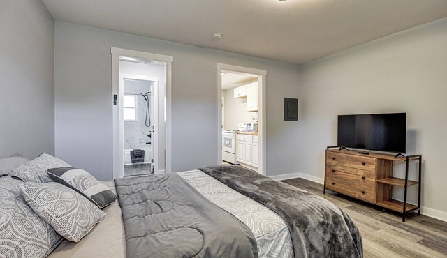 3 Mi to Dtwn: Pet-Friendly Studio in Huntsville