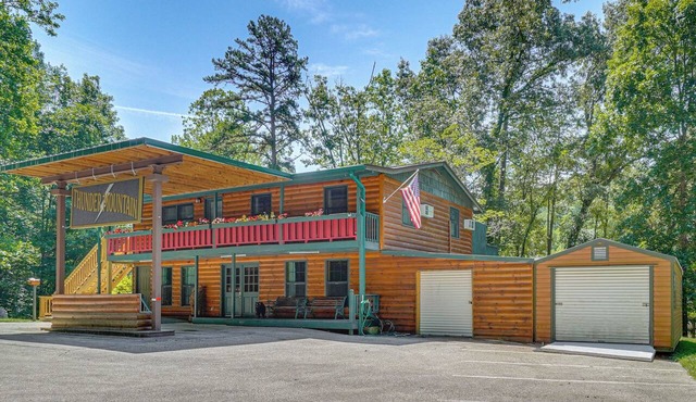 3 Mi to Lake Santeetlah! Rustic Apt w/Decks