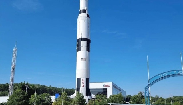 3 mins from Space Center &BridgeStreet.