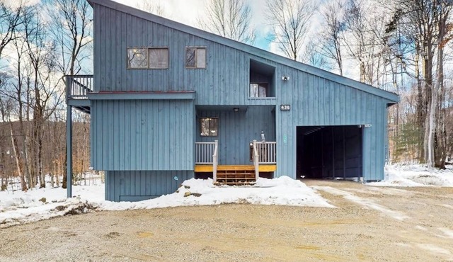 3-story dog-friendly home with private hot tub, firepit, grill, EVC