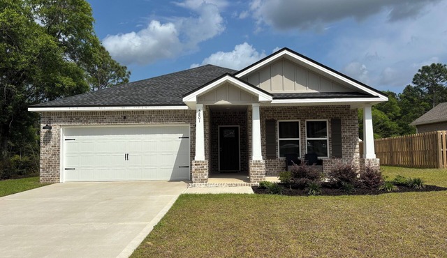 4.0 Mi. to North Crestview 3-bedroom house, close to Base, Airport and Destin.