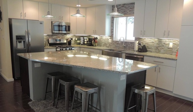 4 bedroom 2/ master home with hot tub, base of Sandia Mountains!