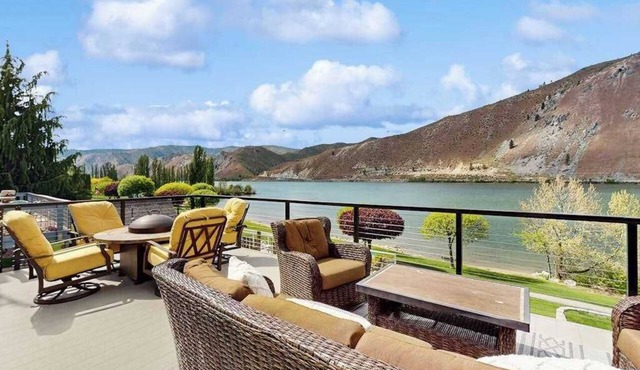 4BR dog friendly waterfront home with shared pool in Orondo