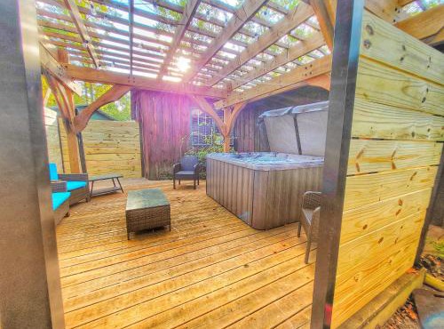 4BR Family Lodge in Gatlinburg with Hot Tub