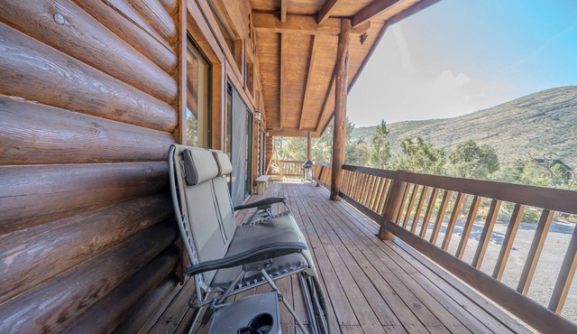 4BR Sneak-Away Log Cabin: Mountain View & Garage