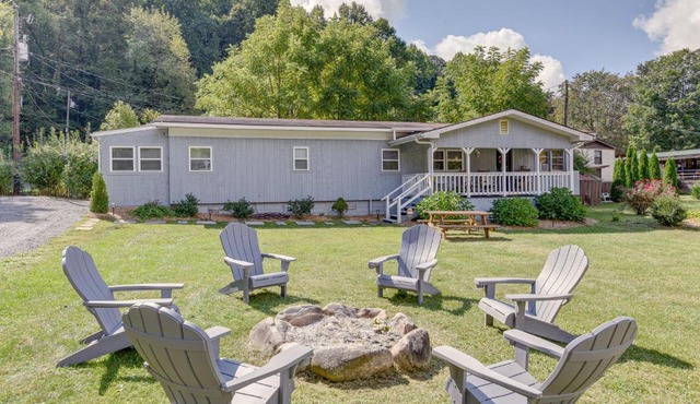 5 Mi to Cataloochee Ski Area! Family Home w/Views