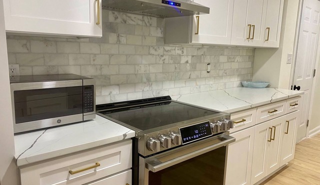 5 Star Rated COZY Home close to ATL Airport - WiFi, Stocked Kitchen, Long Term