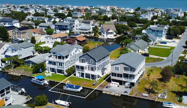 6BR Canal-Front w/Dock, 10 Houses to Beach in Bethany Beach