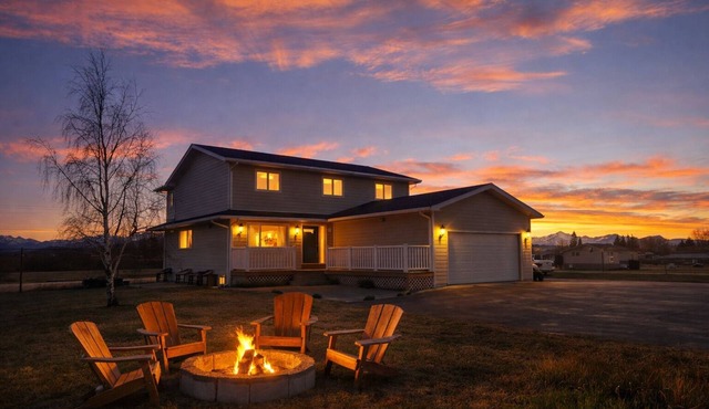 7BR Sleeps 16 | 2 Kitchens | Hot Tub + Sauna | 15 Min to Waterton in Mountain View