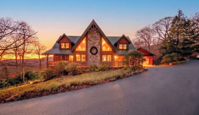 8 Bed, 5 Bath Luxury Lodge on 2+ Acres w/Ski Resort Shuttle- Sleeps 11 in Sugar Mountain