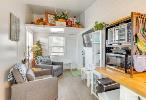 8 Mi to Cathedral Caverns: Tiny Home Hideaway