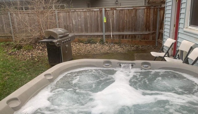 A cozy home on a quiet street super close to great amenities in Eugene