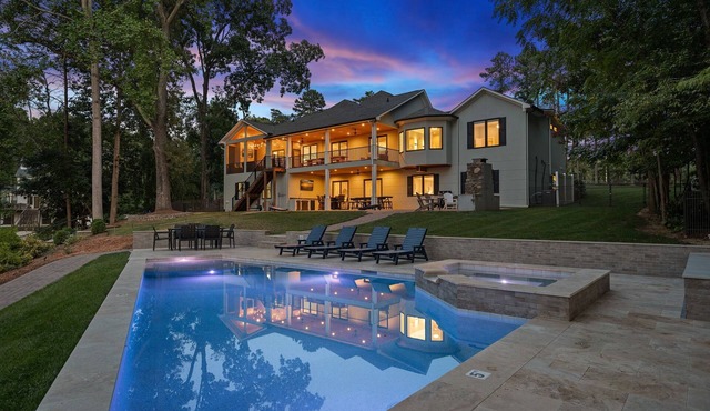 A Good Distraction | New Pool & Spa | Pets| Sleeps 16