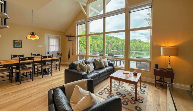 A relaxing chalet facing a sparkling lake in St-Adolphe-d'Howard