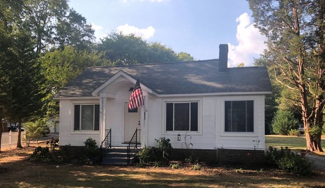 Adorable Cottage in Belmont