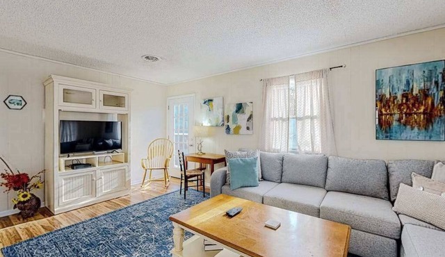Adorable dog-friendly beach home close to Rehoboth with screened porch & grill in Rehoboth Beach