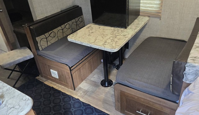 Adventurer, RV in delightful Atlanta with AC