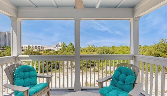Airy townhouse with pool hot tub central AC & washerdryer - dog-friendly