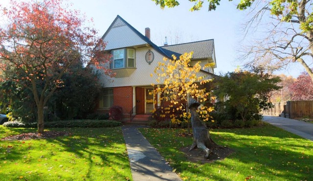 AK Dice House · Large Gracious Home on Lovely Catherine Street in Walla Walla
