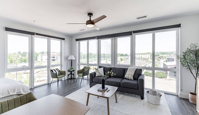 Amazing Downtown Getaway | Kitchen & In-unit laundry | Pet Friendly