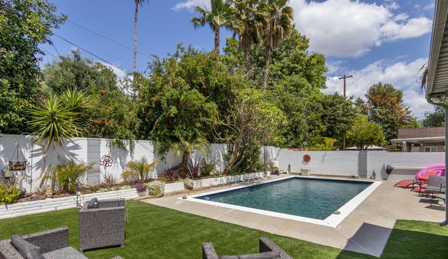 Amazing Private house with POOL& 3 bedrooms in the heart of LA in Los Angeles