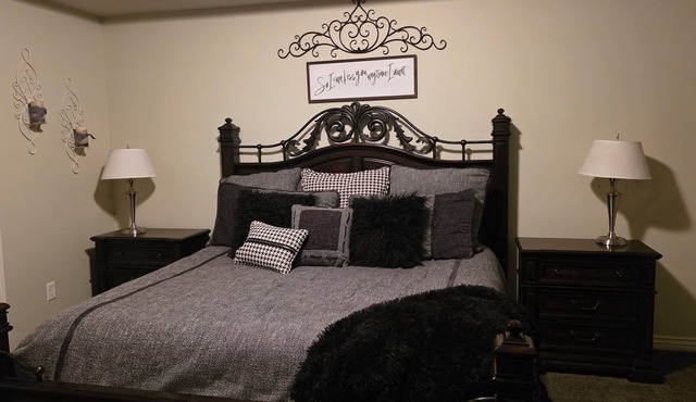 Amazing spacious 5 bd 3.5 bth, Sleeps 15, Game Room, Pool Table, Outdoor space in Layton