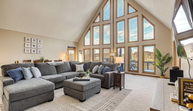Apple Valley Home, Shared Golf Course On-Site in Howard