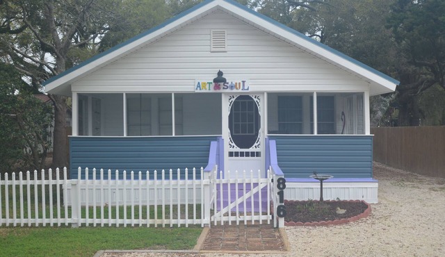 Art & Soul Vintage Cottage, fully remodeled and minutes from the Beach!