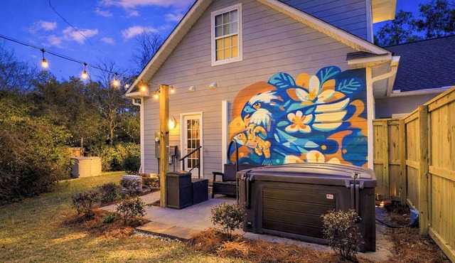 Artistic Downtown Ocean Springs Retreat. Hot Tub, Speakeasy Game Room, Fire Pit, Golf Cart Rental, Walk to Beach