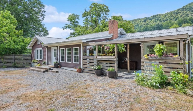 Artistically furnished Creekside House with Pond