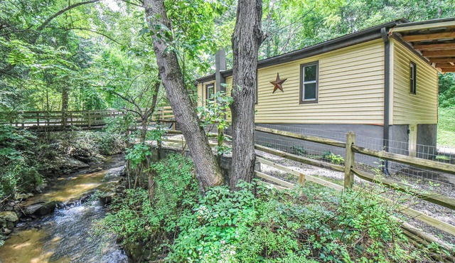 Asheville Creekside, 15 mins 2 Downtown, Hot Tub/Fire Pit/Fenced Yard for dogs!